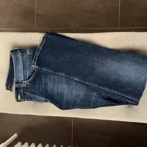 (Nya, endast testade) Nudie Jeans - Nudie jeans i modellen grim Tim. Dessa är i nyskick, endast testade. Nypris ligger på 1600.