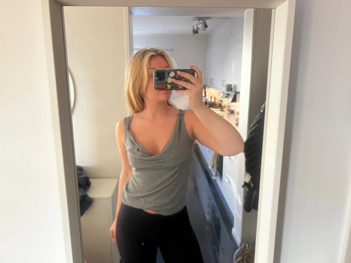 Grå croppad linnetopp med volang