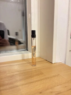 Prada Paradoxe miniflaska - Smidig och stilren miniflaska från Prada Paradoxe, perfekt att ta med i väskan eller fickan. 