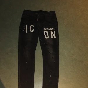 Svarta dsquared2 jeans - Svarta dsq2 jeans skick 8/10  tvättat dem nån gång som gjort några små slitningar i icon loggan förutom det inga defekter