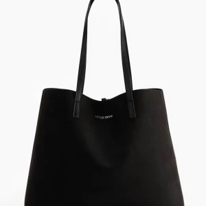 Svart handväska  - Säljer denna svarta handväska från hm. Den är i mocka liknande material och passar perfekt till skolan eller jobbet. Köper för 250kr