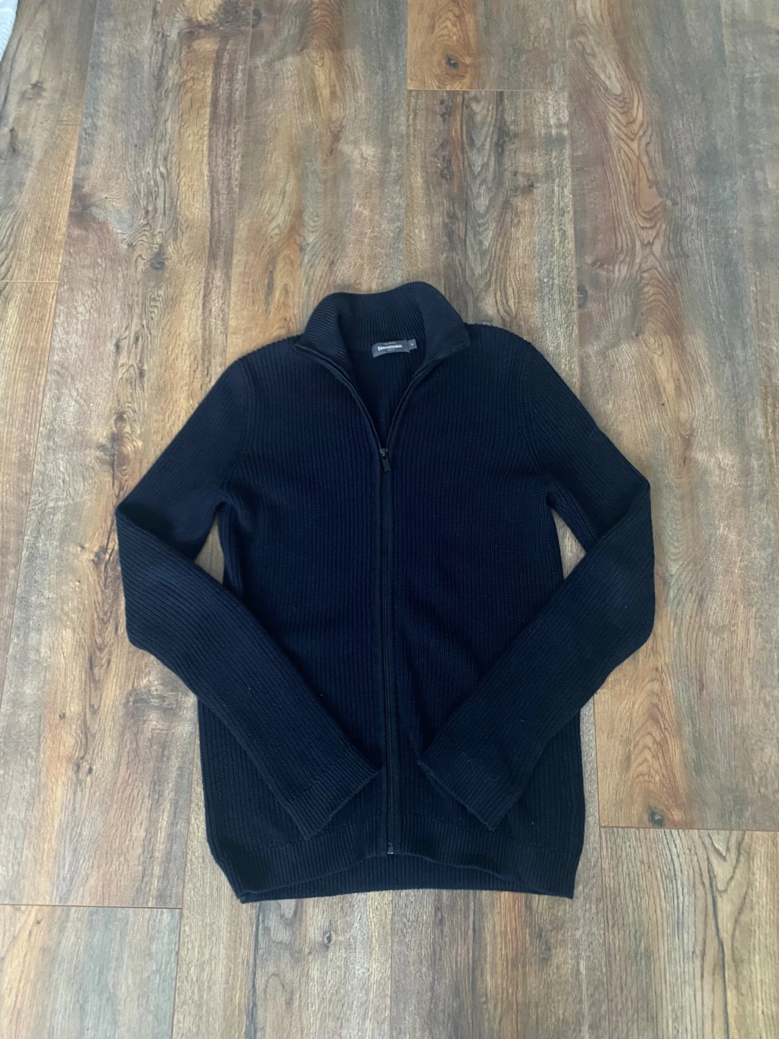 Svart stickad kofta från Dressmann - 1