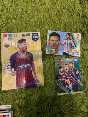 Fotbollskort  - Hej jag säljer Fotbollskort. Det är kort av Lionel Messi ett stort guldiga ett från 2014 world cup och ett trio kort. Skriv om ni har några frågor
