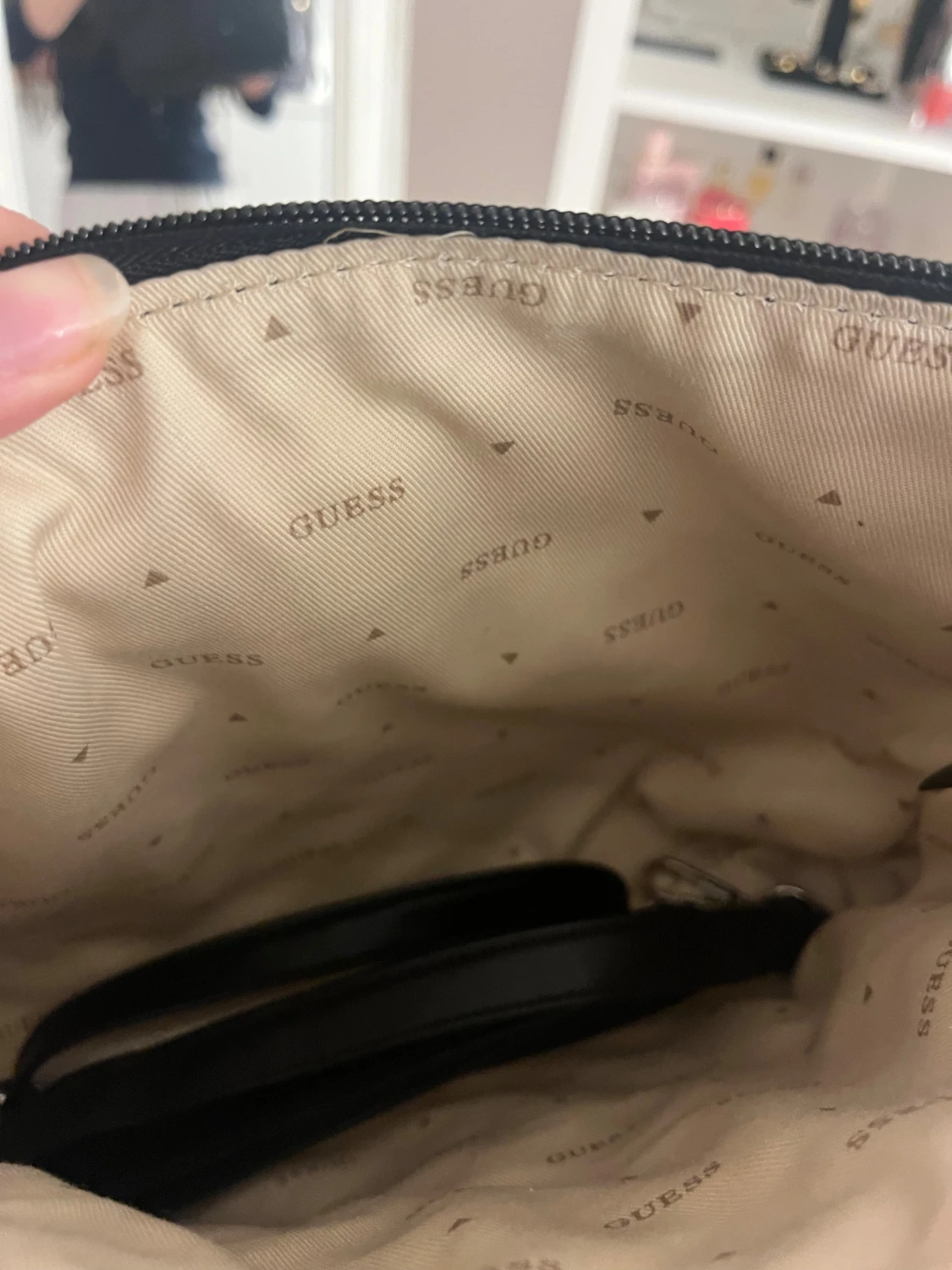 Svart quiltad axelväska från Guess - 3