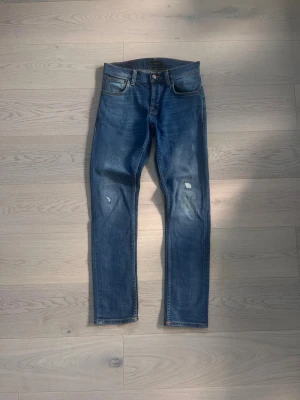 Nudie jeans  - Hej, säljer nu mina nudie jeans i modellen grim tim (straight slim passform) som är endast använda 2 gånger då dem är för långa för mig | skick 9,5/10🔥 |L30 W28 | passar kanske 173-176 | lagade av nudie jeans | köpta för 1499 | För mer frågor är det bara att DM:a!! 