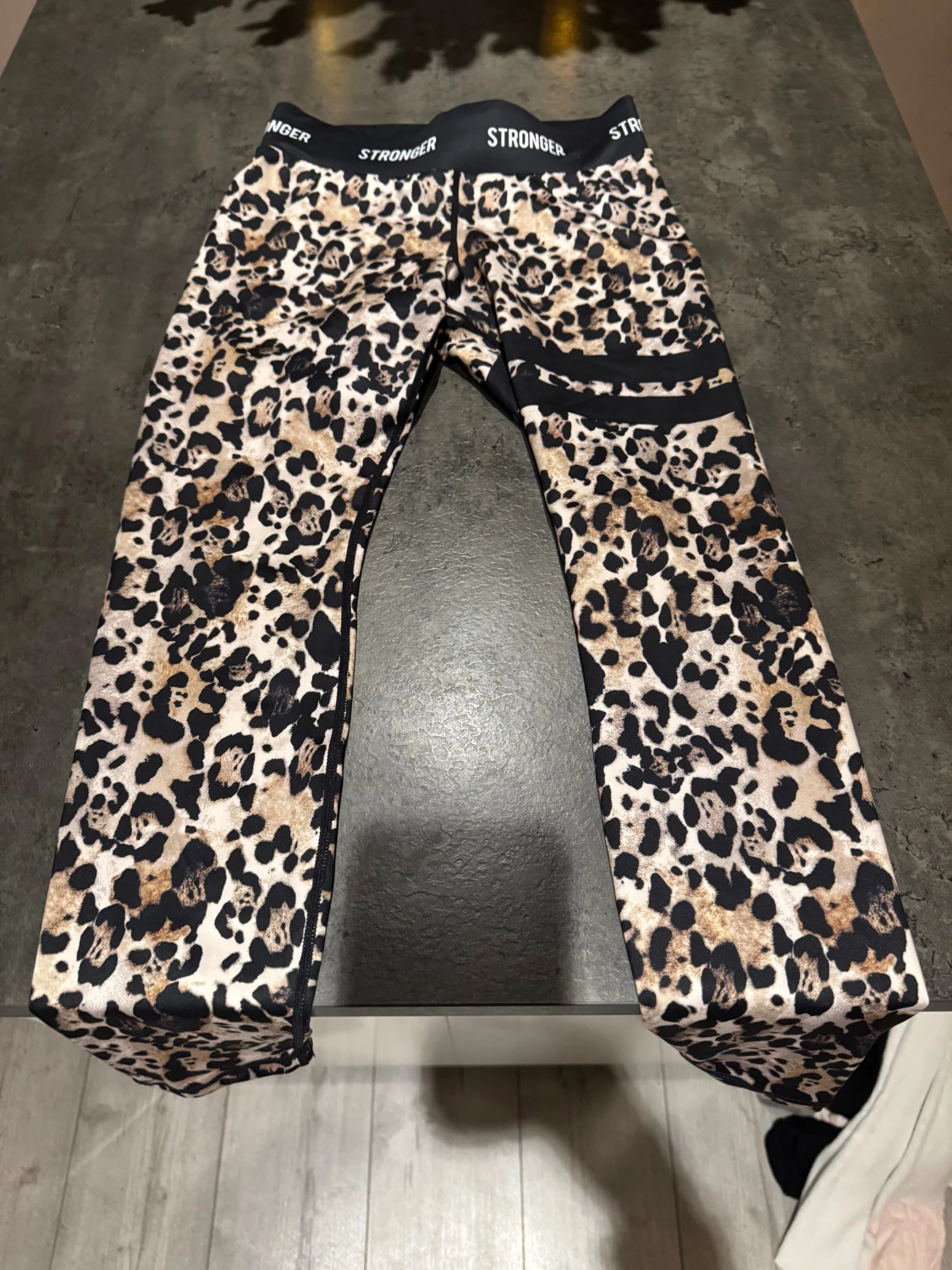 Leopardmönstrade leggings från Stronger