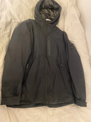 Sail racing patrol - Säljer min Sail Racing Patrol-jacka. Använd endast två gånger i Romme och den höll mig riktigt varm. Köptes för 4 500 kr och har använts i cirka 1 år, men är fortfarande i kanonbra skick. Storlek L  Sista pris: 2 500 kr