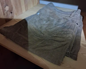 Levis 505 manchesterbyxor straight fit - Säljer ett par Levis 505 straight fit manchesterbyxor i beige färg. Byxorna har klassisk femficksdesign och är tillverkade i en mjuk mix av bomull och polyester. Perfekt för dig som gillar retrostil och vill ha något som sticker ut i garderoben.