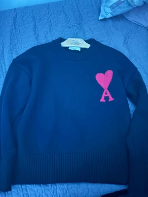 Ami Paris Tröja - Storlek: S Har haft den i 4 månader, använt den ofta men den är fortfarande i väldigt bra skick och det finns inga skador alls på tröjan Startpris: 500kr, kan diskuteras! Kontakta i DM vid intresse.