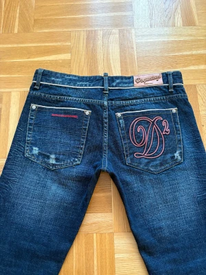 Dsquared Jeans - Säljer dessa svinsnygga jeans från Dsquared! De är storlek 48, men passar som M. Skriv vid frågor. Har fler jeans ute på min profil🤗