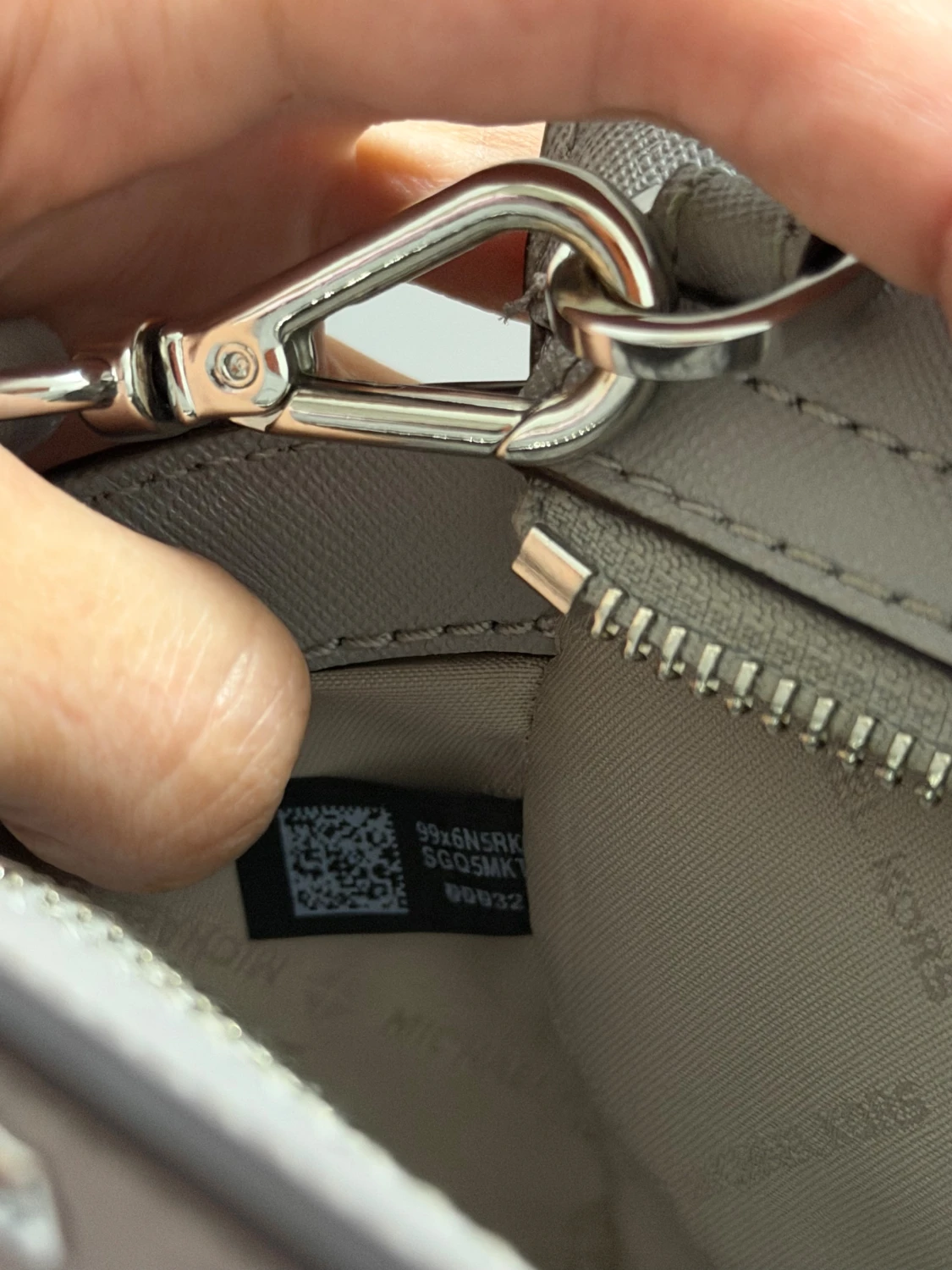 Grå axelväska med nitar från Michael Kors - 6