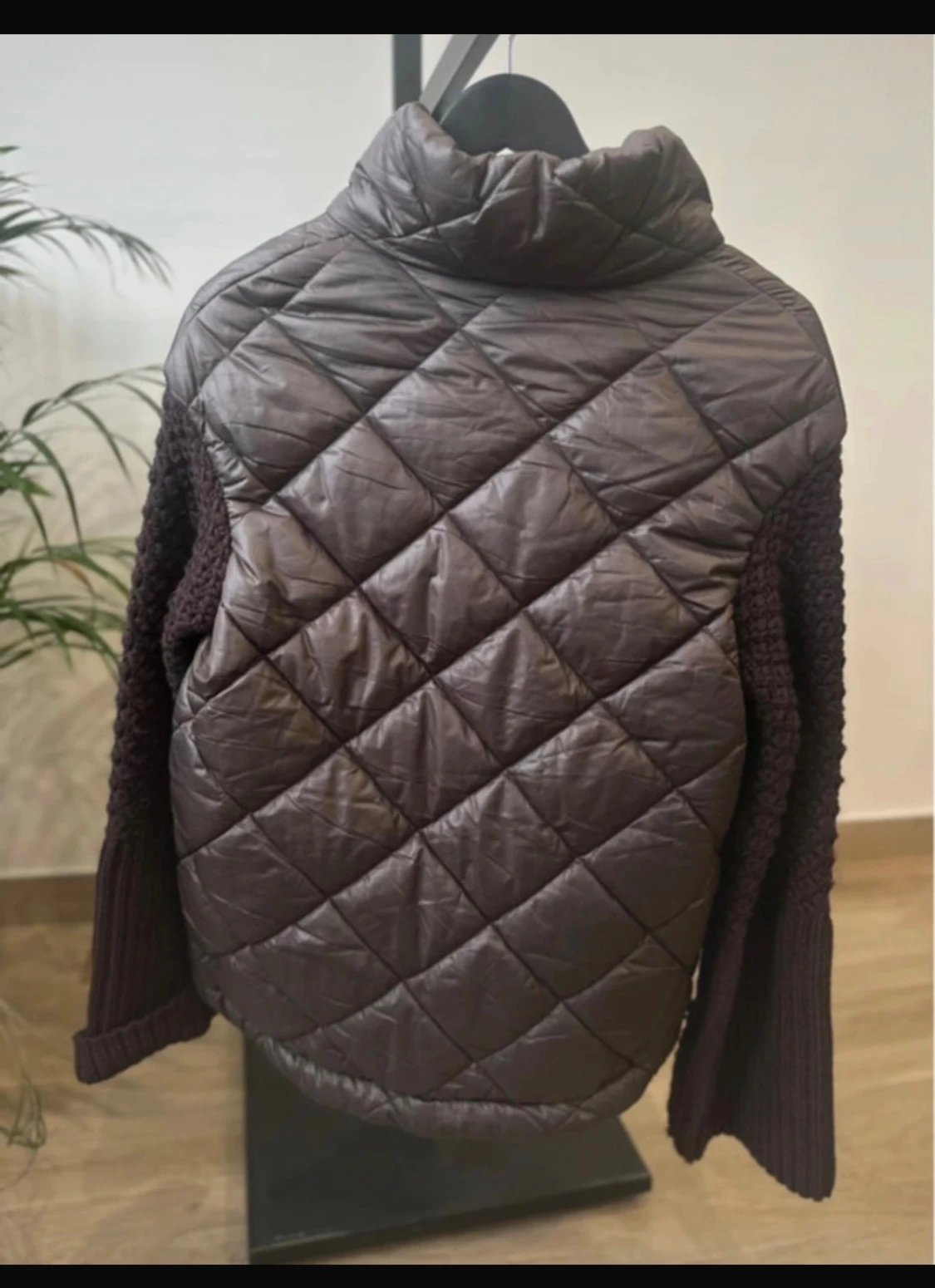 Quiltad mörkbrun pufferjacka med stickade ärmar - 2