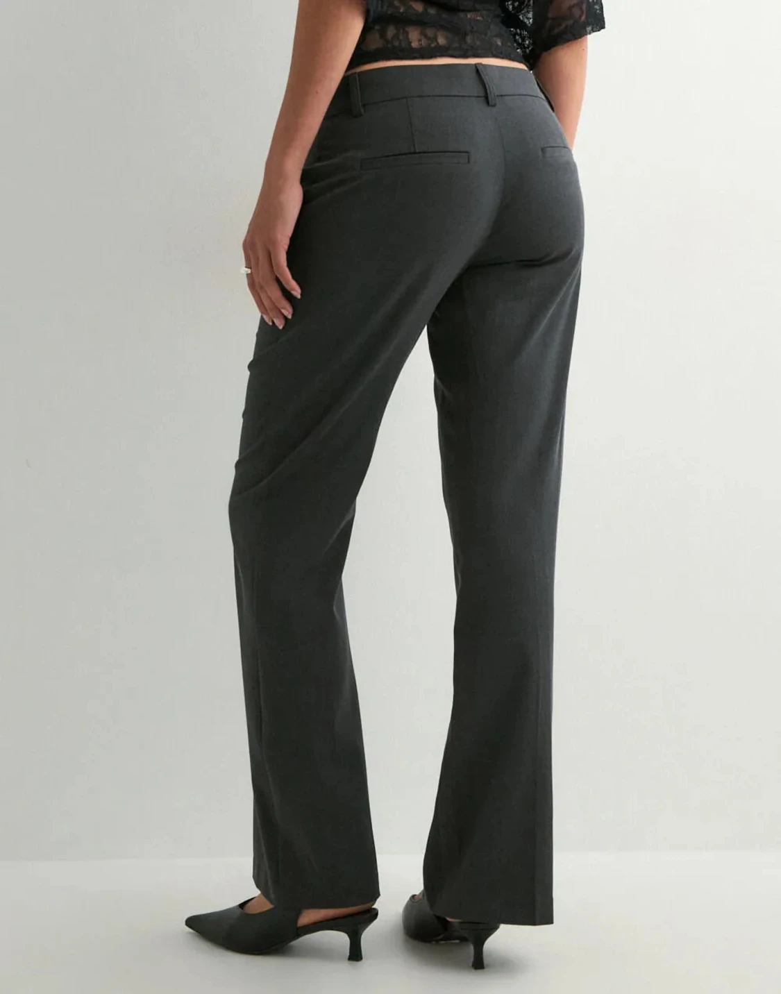 Mörkgrå kostymbyxor med flare fit  - 1