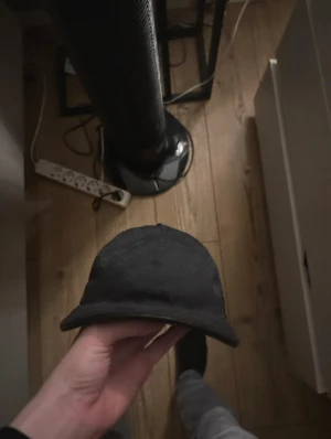 Svart Gucci keps  - Säljer denna svarta äkta Gucci kepsen då den it kommer till användning längre, priset kan diskuteras vid snabb affär.