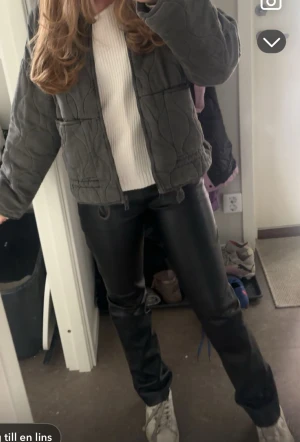 Svarta bootcut skinnbyxor från Bikbok - Snygga svarta skinnbyxor från Bikbok som är bootcut och har en låg/mid midja. Sitter som en S! Inga alls defekter💕💕 Kolla gärna in mina andra annonser