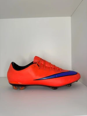 Nike röda fotbollsskor med blå swoosh - Made in 2014 ACC ❤️💙