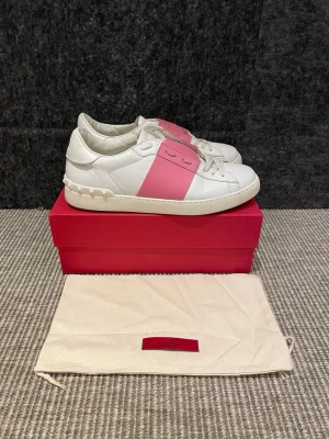 Valentino skor - Hej, säljer nu dessa svin snygga valentino skor. Skorna är i grymt skick! Begränsat antal boxar och dustbag. Hör av dig vid frågor. 