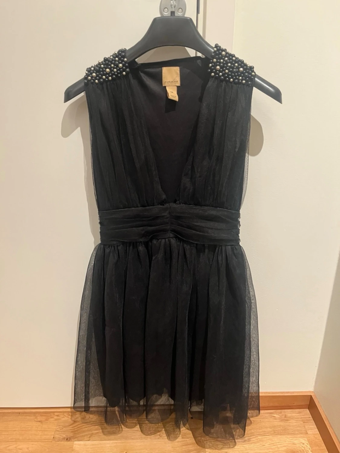 Svart kort klänning med pärldetaljer