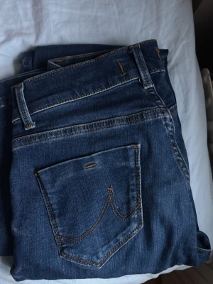 Blå jeans från LTB bootcut - Säljer ett par klassiska blå jeans från LTB, modell Fallon. Fem fickor och snygga kontrastsömmar. Materialet är mjukt jeans-tyg i bomull med lite stretch för extra komfort. Perfekta till en avslappnad look.