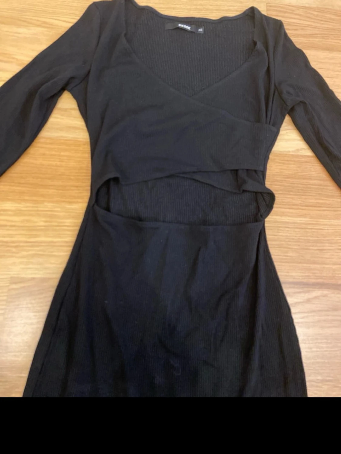 Svart ribbad cut out klänning Bik Bok - 1