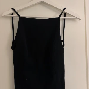  topp med öppen rygg - Köpt på vinted ej använd av mig och ser ut att knappt vara använd alls 😊