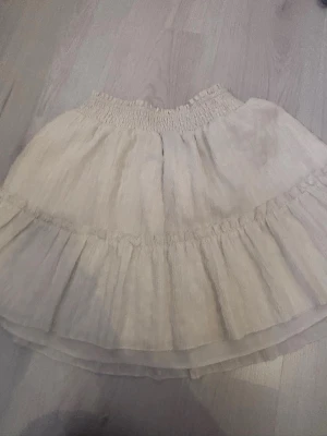 Vit kjol - Säljer nu en vit kjol i skönt och lätt material. Perfekt för varma sommardagar!