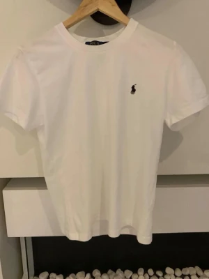 Polo Ralph Lauren T-shirt  - Tjena, säljer denna riktig fina och helt nya Polo Ralph Lauren T-shirten. På T-shirten står det M men den passar som S. Skriv gärna vid intresse! 