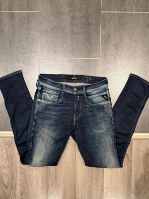 Replay  jeans blå slim - Har dessa tvärsnygga replay jeans i fin mörkblåa färg med en fade som gör den extra snyggare. Den är W27 L32 men passar W-29-W30 efter som den strätchas bra vid midjan. Den har också en repa vid knät                      skriv gärna vid den intresse