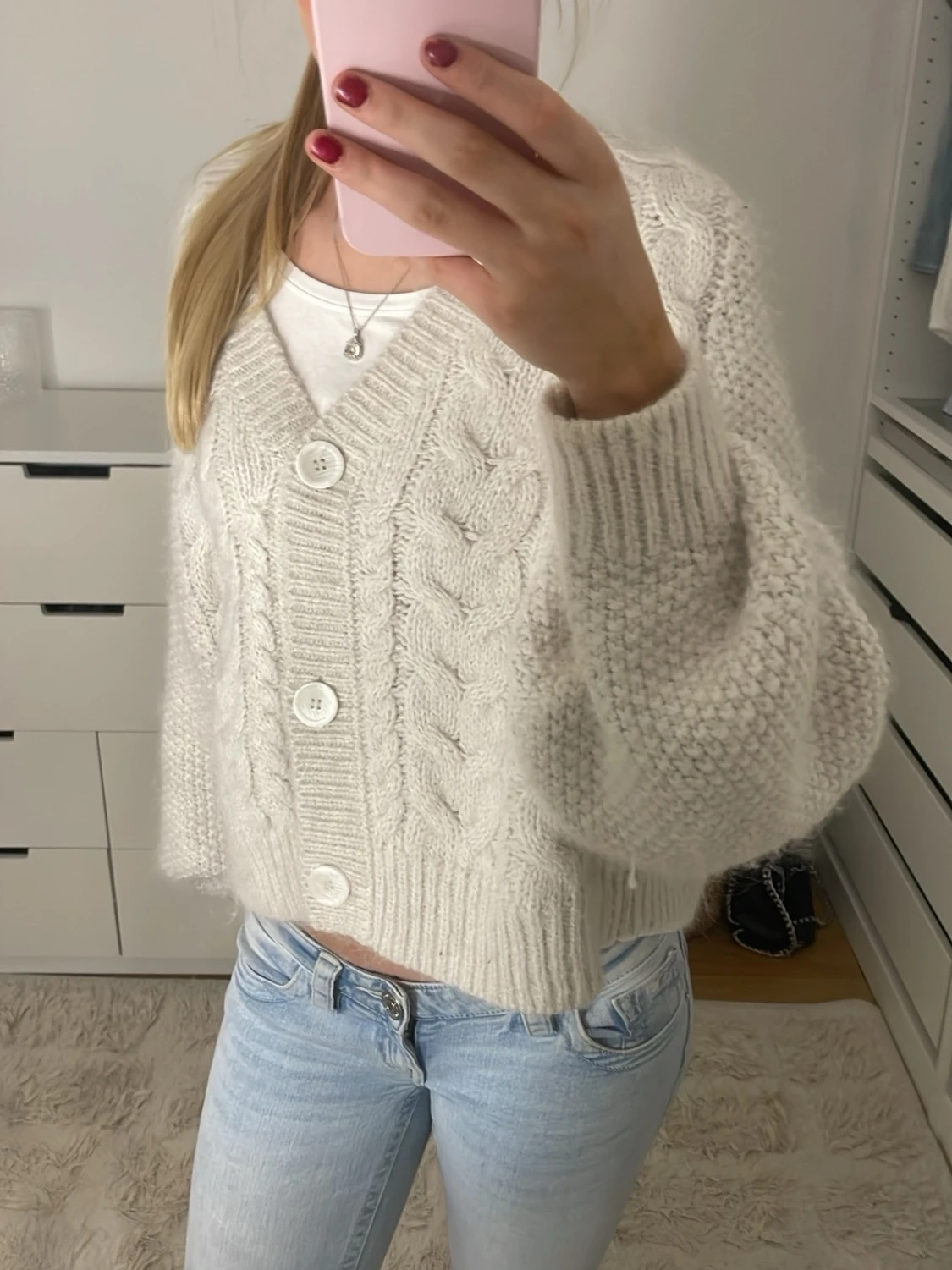 Stickad kofta med stora knappar - 1