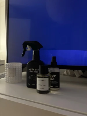 ESSNCE PARFYM, SUPER MILK OCH LET THE GOOD TIMES ROLL - Jag säljer dessa parfymer tillsammans som är en jätte god kombination! De luktar verkligen vanilj, caramel och sockerkaka! Let the good times roll från lush är 100% full, Essnce parfymen också 100% och super milk är 40% kvar. Om någon vill köpa parfymerna separat så är det bara att kontakta mig via dm så kommer jag med priser!❤️ 500kr för allt tillsammans!