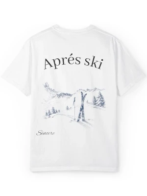 Vit t-shirt Sincere Après Ski - Vit t-shirt från Sincere med trycket 'Après ski' och ett stilrent vinterlandskap på ryggen. Framtill står det 'Sincere' i skrivstil. Klassisk passform, rund hals och korta ärmar. Perfekt för dig som gillar stilren designe