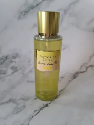 Bare Vanilla Sol Fragrance Mist victorias secret - Fräsch mist med inslag av sunshine pomelo och vaniljzest. Vegansk formula utan animaliska ingredienser. Volym: 250 ml. Perfekt för dig som vill ha en solig twist på klassikern Bare Vanilla. Helt ny och oanvänd