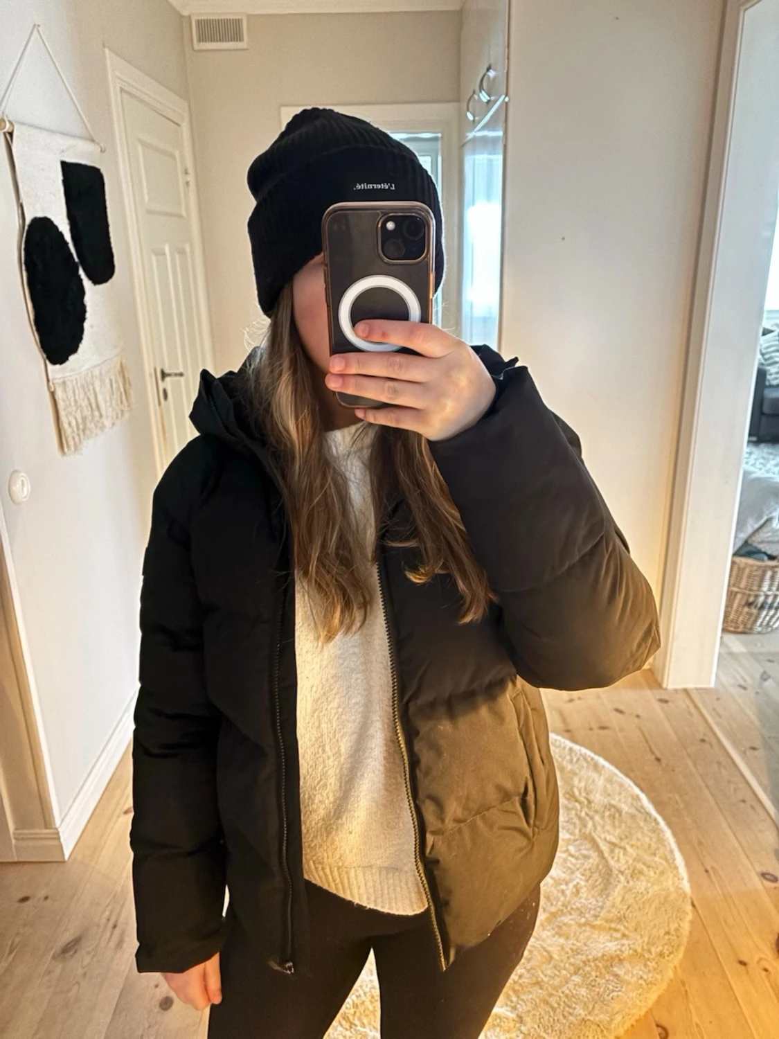 Svart pufferjacka med dragkedja