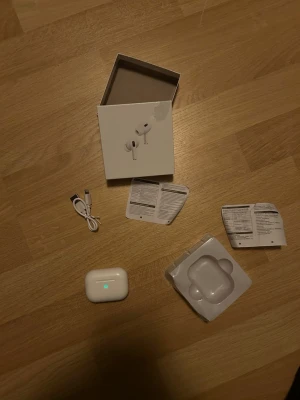 Earphone 2nd generation trådlösa - Earphone 2nd generation with magnetic charging case. Funkar helt felfritt jätte bra skick helt nytt skick funkar för alla öron. Väldigt prisvärda hörlurar jätte bra ljud qvalite.  Snabb frakt 🚚  Aktiv 24/7 ✅