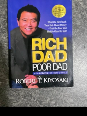 Rich Dad Poor Dad - Upptäck hur du kan tänka annorlunda om pengar och ekonomi! Den här boken utmanar vanliga myter om rikedom och ger dig insikter som kan förändra din syn på framtiden. Perfekt för unga vuxna som vill ta kontroll över sin ekonomi och lära sig smarta pengar-tips.