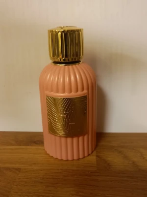 Paris corner Qissa Pink  - Se sträck på bilden hur mycket använt 