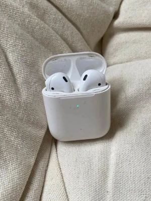 Hörlurar  - AirPods i fint skick, säljer då jag köpt nya