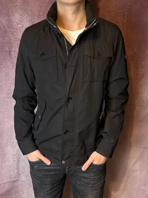 J.lindeberg fieldjacket bailey - Mycket fint skick | Size M (modellen är 188 cm 75 kg) | fraktar spårbart inom 24 timmar | för att köpa klicka ”köp nu” | vid frågor eller funderingar skriv en meddelande | följare får bättre rabatter🙌