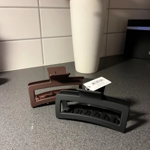 Helt nya stora hårklämmor - Helt nya. En brun och en svart. I modell större hårklämmor. Köpta på Åhlens