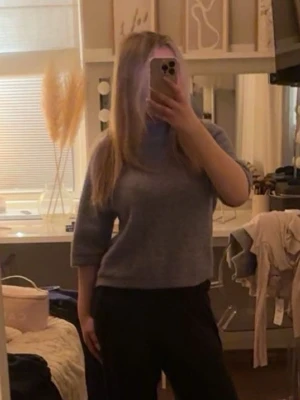 Blågrå stickad T-shirt  från & Other Stories - blågrå stickad T-shirt från & Other Stories i alpackablandning. Stolek S säljer då den inte kommit till använing därav mycket bra skick! Ordinare pris 690kr och tröjan är helt slutsåld