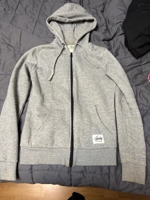 Zipphoddie  - Säljer min Zipphoddie från Andy by Frank Dandy i stolen XS den har ett mjukt matrial inuti 