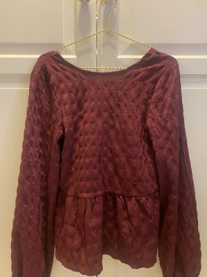 Vinröd blus - Säljer en vinröd blus med v-ringad baksida från bubbleroom som är slutsåld!
