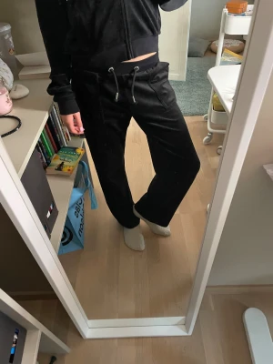 Juicy Couture  - Svarta Juicy Couture mjukisboxor. Med snörning där fram och fickor fram och fickor bak med knappar på. Storlek är 10-11 år är som xxs. De ser ut att vara smutsiga men det är min kamera. Skriv gärna om du har frågor och pris går att diskutera! 