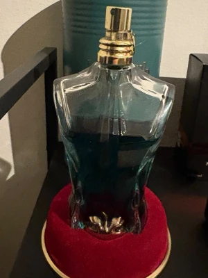 Stilren herrparfym i unik flaska - En ikonisk herrparfym i en flaska formad som en manlig torso. Perfekt för dig som vill sticka ut med en klassiker på hyllan. Snygg design som drar blickarna till sig.