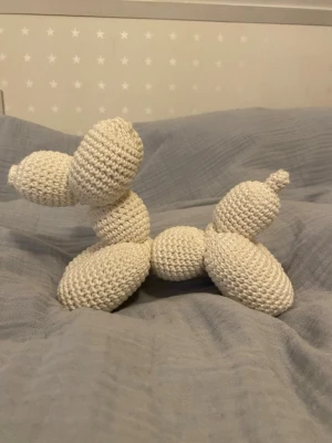 Handvirkad hund - En virkad ballonghund, Stockholms-stil. //skriv gärna om ni undrar om något 💕(tog lång tid att göra)