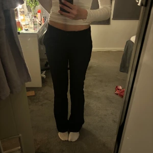 Svarta bootcut byxor från BikBok - Säljer ett par svarta bootcut byxor från BikBok i storlek 36 och i längden tall . Byxorna har en klassisk passform med utsvängda ben med Lågmidja