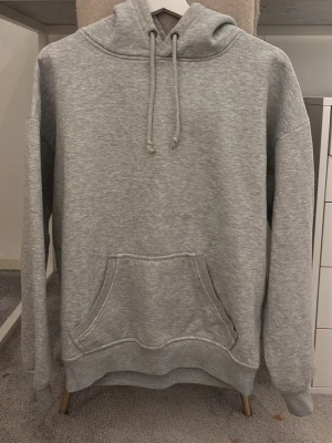 Hoddie - Vardaglig hoddie med snöre