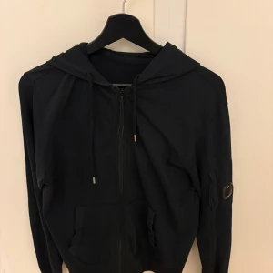 C.P company zip hoodie - Använd fåtal gånger, inga defekter.                         Nypriset var 3000kr, köpt på johnells för några år sedan, bara varit i garderoben sen dess.            Storlek S, passar även XS. 