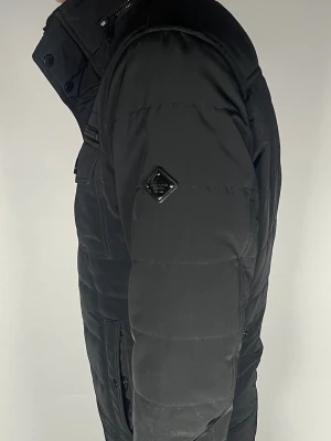 J.Lindeberg field jacket - Säljer en riktigt snygg och trendig J.Lindeberg field jacket i fint skick, storlek L, vid frågor är det bara att skriva //Gramenti