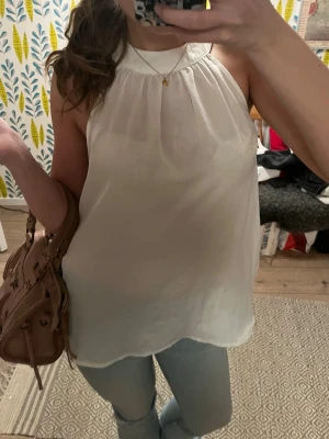 Fest topp - Fin dag topp lite längre än vanliga toppar, man kan även stoppa in den lite som jag gjort på andra bilden💕 Säljer även jeansen jag har på mig i en annan annons!!